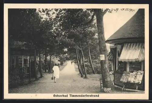 AK Timmendorferstrand, Strassenpartie mit Urlauberin und Kiosk-Pavillon, mit AK-Verkauf