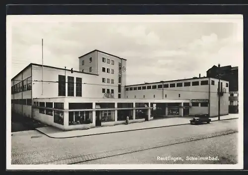 AK Reutlingen, Schwimmbad mit Strasse, Bauhaus