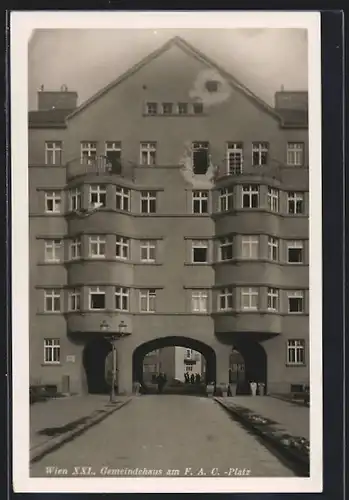 AK Wien, Februaraufstand 1934, Gmeindehaus am F. A. C.-Platz mit Granateinschlägen