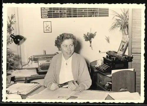 Fotografie Sekretärin im Büro nebst Schreibmaschine, Typewriter