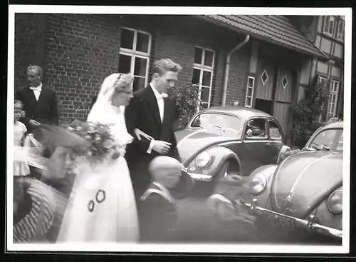 Fotografie Auto Volkswagen VW Käfer, Hochzeitspaar kurz nach der Trauung