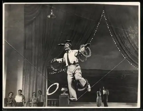 Fotografie Zirkus - Akrobat auf Seil balanzierend