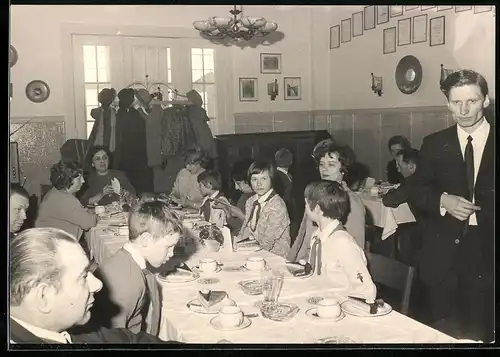 Fotografie DDR, Pioniere bei Kaffee & Kuchen in einer Gaststätte