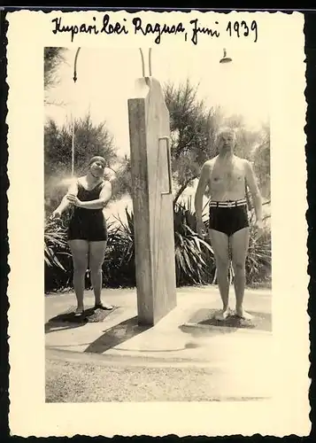 Fotografie Bademode, Paar in getrennter Stranddusche in Kupari bei Ragusa 1939