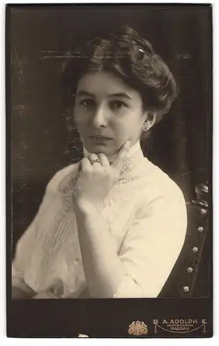 Fotografie A. Adolph, Passau, Junge Dame in weissem Kleid mit schönen Augen und Ring