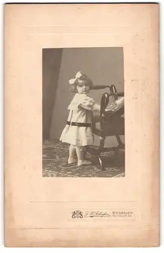 Fotografie J. B. Schäfer, Wiesbaden, Nicolasstr. 22, Niedliches Mädchen in weissem Kleid und weisser Schleife