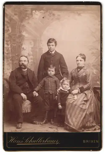 Fotografie Hans Schullerbauer, Brixen, Trattengasse 37, Gutbürgerliches Paar mit drei Kindern in eleganter Kleidung