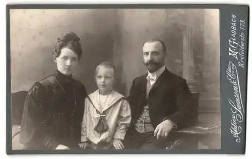 Fotografie Atelier Samson & Cie, M. Gladbach, Krefelderstr. 178, Gutbürgerliche Eltern in eleganter Kleidung mit Sohn