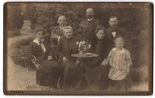 Fotografie H. Ohrner, Blumenthal i. Han., Weserstr. 11, Gutbürgerliche Familie in feiner Kleidung im Garten