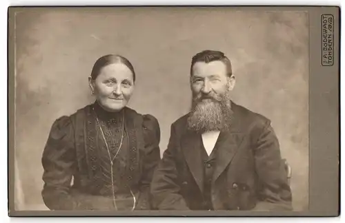 Fotografie J. A. Bödewadt, Tondern, Osterstrasse 40, Älteres Paar in schwarzer Kleidung und am Lächeln