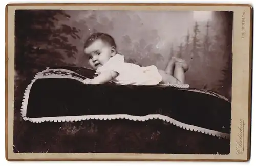 Fotografie Carl Stallechner, Trostberg a. Alz., Niedliches Baby in weissem Hemd mit dunklen Haaren