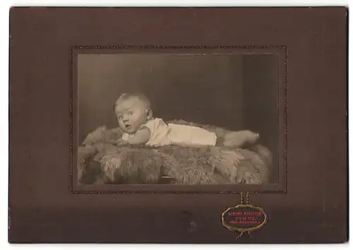 Fotografie Albert Pfeiffer, Ulm a. O., König Wilhelmstr. 1, Süsses Baby in weissem Hemd mit erschrockenem Blick