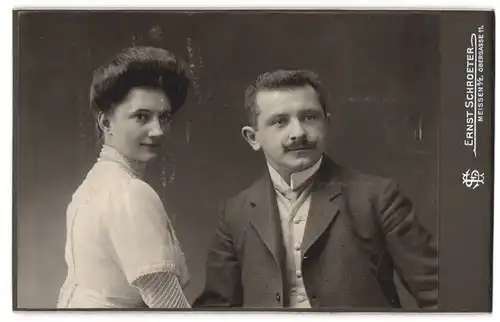 Fotografie Ernst Schroeter, Meissen a. E., Obergasse 11, Gutbürgerliches Paar in Anzug und Kleid