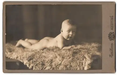 Fotografie Hans Strauss, Altötting, Schlotthammerstr. 1, Süsses nackes Baby liegend auf Fell