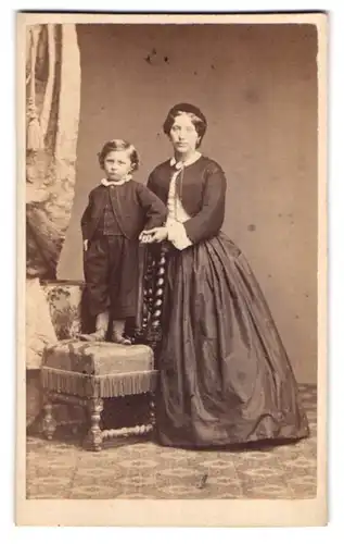 Fotografie Gustav Schultze, Naumburg a. S., Frau Anna Weinbrenner im Biedermeierkleid mit ihrem Sohn auf dem Stuhl