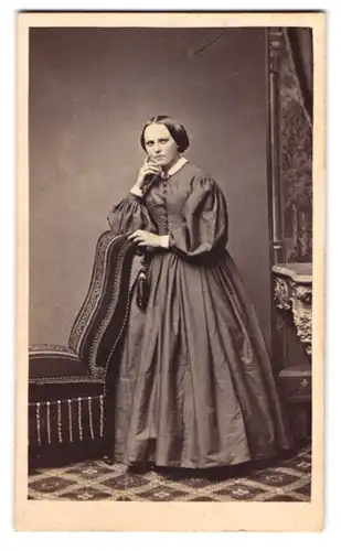 Fotografie J. Gaukler, Stuttgart, Portrait Dame im bürgerlichen Kleid lehnt an einem Sessel