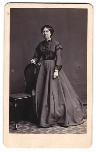 Fotografie Emil Tietze, Bad Elster, ältere Dame im dunklen taillierten Kleid mit schwarzen Kette