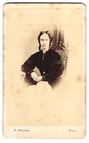 Fotografie F. Hennig, Plön, junge Dame mit dunklem Samtoberteil und Brosche schaut direkt in die Kamera