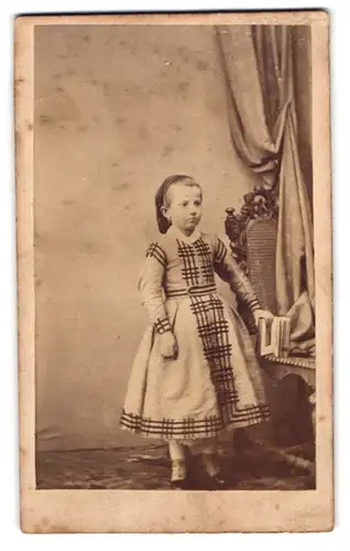 Fotografie J. v. Halen, Luckenwalde, junges Mädchen Clara Ihnow im Kleid, 1868