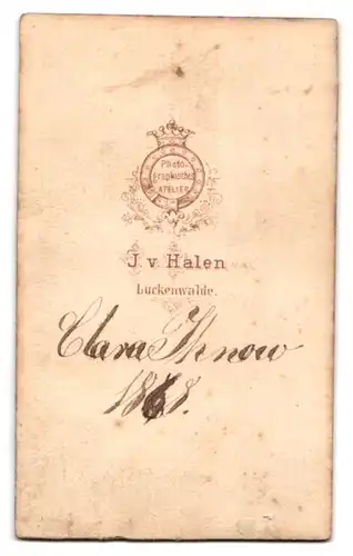 Fotografie J. v. Halen, Luckenwalde, junges Mädchen Clara Ihnow im Kleid, 1868