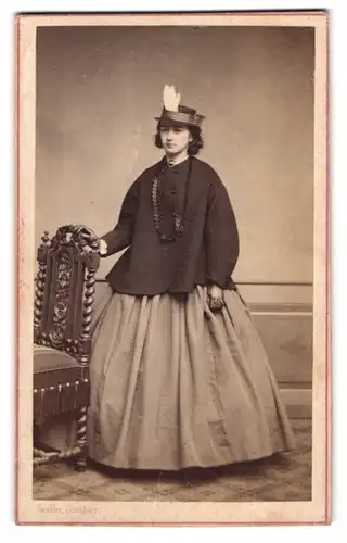 Fotografie J. Gaukler, Stuttgart, junge Dame im Kleid mit Jacke und Hut trägt Lederhandschuhe