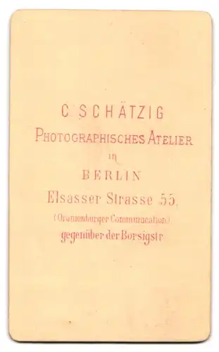 Fotografie C. Schätzig, Berlin, junger preussischer Eisenbahner in Dienstuniform mit Pfeife