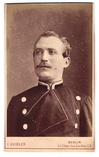 Fotografie F. Geibler, Berlin, Unter den Linden 45, preussischer Eisenbahner in Uniform mit aufgeschlagenem Revers
