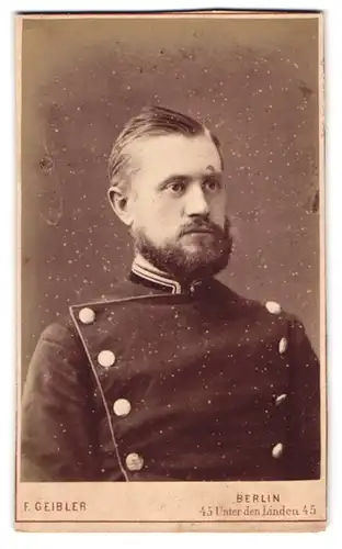 Fotografie F. Geibler, Berlin, Unter den Linden 45, junger preussischer Eisebahner in Uniform mit Vollbart