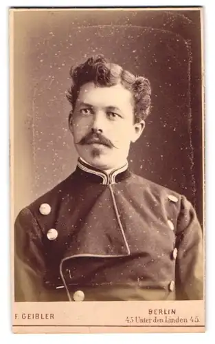 Fotografie F. Geibler, Berlin, Unter den Linden 45, Beamter der preussischen Eisenbahn in Uniform mit Moustache