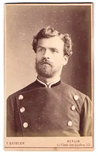 Fotografie F. Geibler, Berlin, Unter den Linden 45, preussischer Eisenbahner in Uniform mit Vollbart