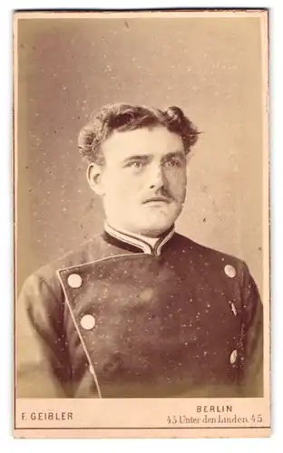 Fotografie F. Geibler, Berlin, Unter den Linden 45, junger preussischer Eisenbahner in Uniform