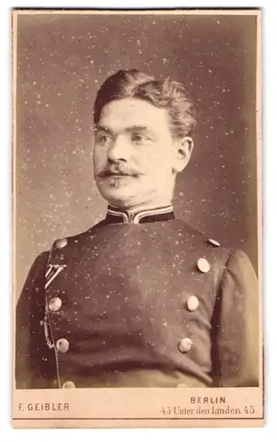 Fotografie F. Geibler, Berlin, Unter den Linden 45, stolze preussischer Eisenbahner in Uniform mit Ordensband