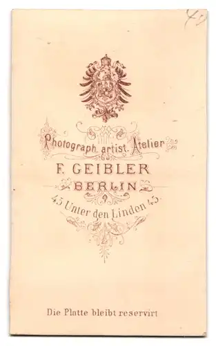 Fotografie F. Geibler, Berlin, Unter den Linden 45, stolze preussischer Eisenbahner in Uniform mit Ordensband