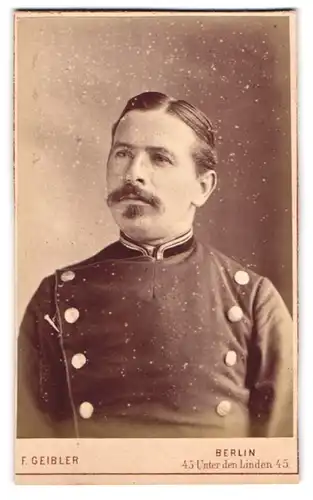 Fotografie F. Geibler, Berlin, Unter den Linden 45, preussischer Eisenbahner in Uniform mit Moustache