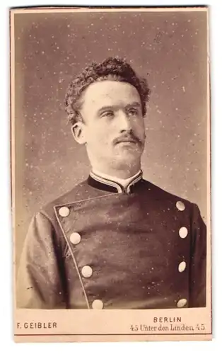 Fotografie F. Geibler, Berlin, Unter den Linden 45, junger preussischer Eisenbahner in Uniform mit Locken