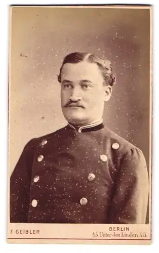 Fotografie F. Geibler, Berlin, Unter den Linden 45, Beamter der preussischen Eisenbahn in Uniform