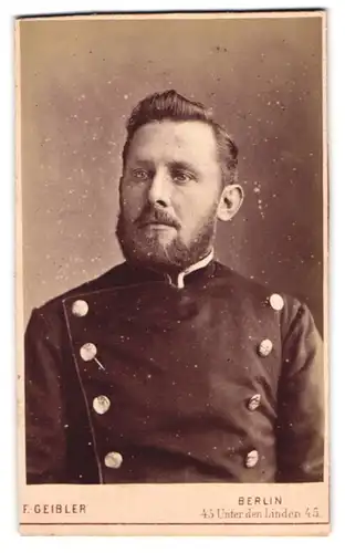 Fotografie F. Geibler, Berlin, Unter den Linden 45, Eisenbahner der preussischen Eisenbahn in Uniform mit Vollbart
