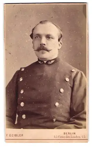 Fotografie F. Geibler, Berlin, Unter den Linden 45, Beamter der preussischen Eisenbahn in Uniform mit Moustache