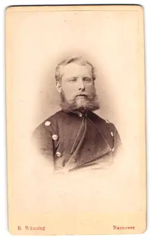 Fotografie B. Wünning, Hannover, Eisenbahn Beamter in Uniform mit aufgeschlagenem Revers