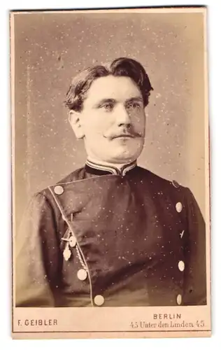 Fotografie F. Geibler, Berlin, Unter den Linden 45, junger preussischer Eisenbahner in Uniform