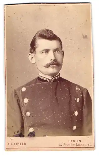 Fotografie F. Geibler, Berlin, Unter den Linden 45, Beamter der preussischen Eisenbahn in Uniform