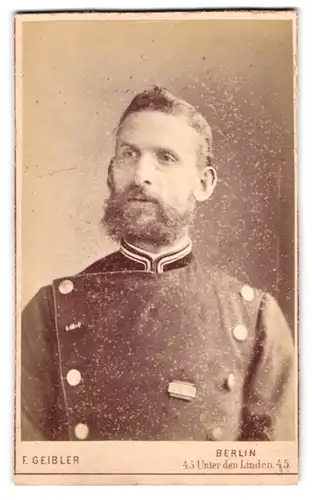 Fotografie F. Geibler, Berlin, Unter den Linden 45, preussischer Eisenbahner in Uniform mit Orden