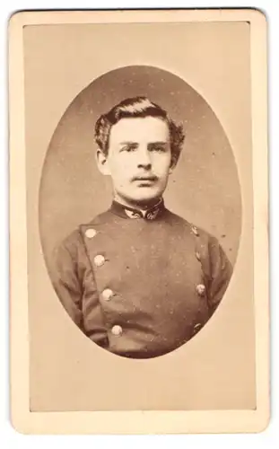Fotografie Jos. Bluff, Minden i. W., junger Eisenbahner in Uniform