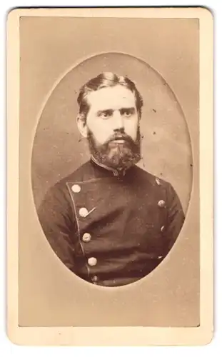 Fotografie Jos. Bluff, Minden i. W., Eisenbahner in Dienstuniform mit Vollbart