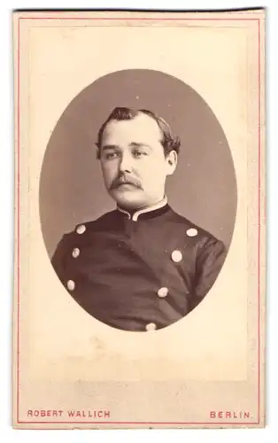 Fotografie Robert Wallich, Berlin, preussischer Eisenbahner in Uniform