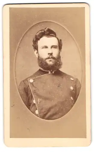 Fotografie Jos. Bluff, Minden i. W., Eisenbahner in Uniform mit Vollbart