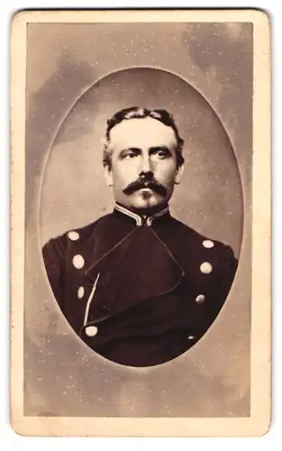 Fotografie Jos. Bluff, Minden i. W., älterer Eisenbahner in Uniform mit Moustache