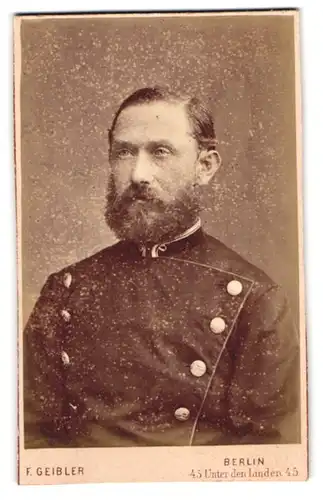 Fotografie F. Geibler, Berlin, Unter den Linden 45, Beamter der preussischen Eisenbahn in Uniform