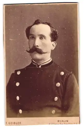 Fotografie F. Geibler, Berlin, Unter den Linden 45, preussischer Eisenbahner in Uniform mit Moustache