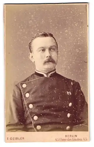 Fotografie F. Geibler, Berlin, Unter den Linden 45, Eisenbahner der preussischen Eisenbahn in Uniform